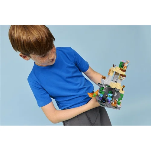 LEGO Minecraft Zombie Dungeon 21587 image 3