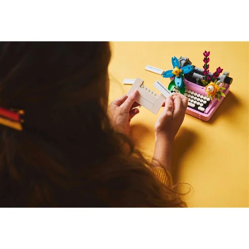 LEGO® Creator Typewriter with Flowers 31169, 363 vnt. image 3