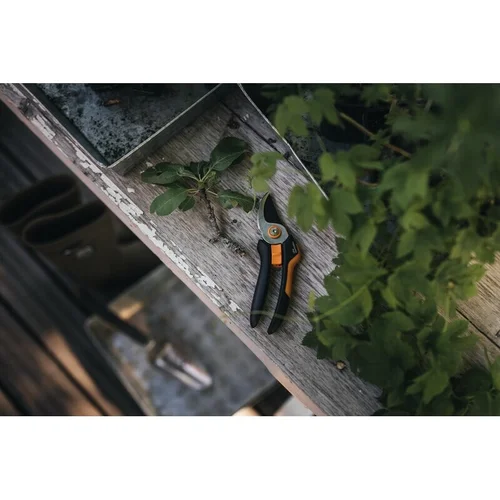 Fiskars Solid P321 prasilenkiančiais ašmenimis sekatorius image 2